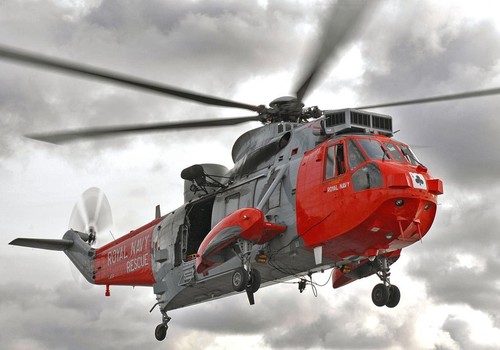 Royal Navy rescue helicopter in risky rescue ©  SW